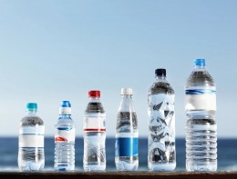 奥地利学者：饮用塑料瓶装水每年或摄入近10万个微塑料